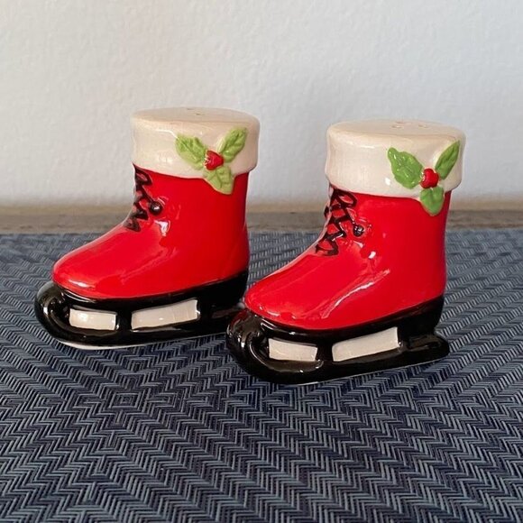 Vintage Ceramic Holiday Christmas Ice Skates Salt and Pepper Shakers - Picture 1 of 5
